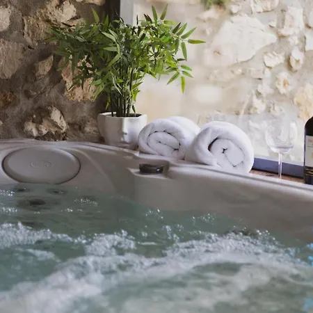 Scardona Rustica With Jacuzzi, Bbq And Private Parking In Center Of شقة
