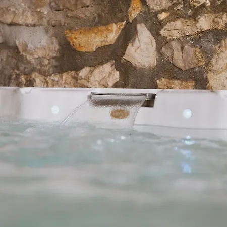 Scardona Rustica With Jacuzzi, Bbq And Private Parking In Center Of
